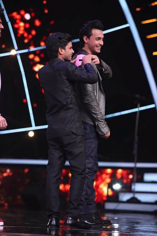 imIrshadRaza's tweet photo. This guy is truly amazing 
Keep going
#Firstautograph
Lots of fun with @BeingSalmanKhan and @ManishPaul03 
#Manish Is Love ❤️
#IndianIdol @aaysharma 
Keep Voting
Keep Supporting
#SalmanAli @salmanali_sing https://t.co/tJ9Pm22cAz