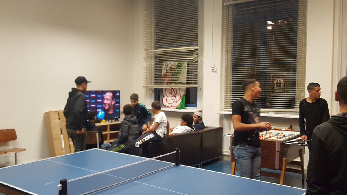 NextProjecten's tweet photo. Jongeren uit de #FransHalsbuurt organiseren een filmavond in het #Talentenhuis. Op het menu #kickboks gala #GLORY59 met als toetje de wedstrijd van @RicoVerhoeven 🥊 begeleiding door @Soufianelkhadir van #Zebra en Eljas van #NextProjecten 👊 straks meer... https://t.co/YVtrSyRPUS