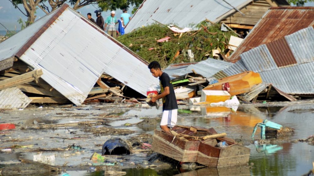 BeeSafeMe's tweet photo. Nearly 400 killed and fate of 'tens to hundreds' of people unknown after magnitude 7.5 #earthquake and #tsunami hit #Palu, #Indonesia . 😥😥😥

#IndonesiaEarthQuake #indonesiatsunami #quake #safety #DANGER #SulawesiTengah https://t.co/B5aprCPSke