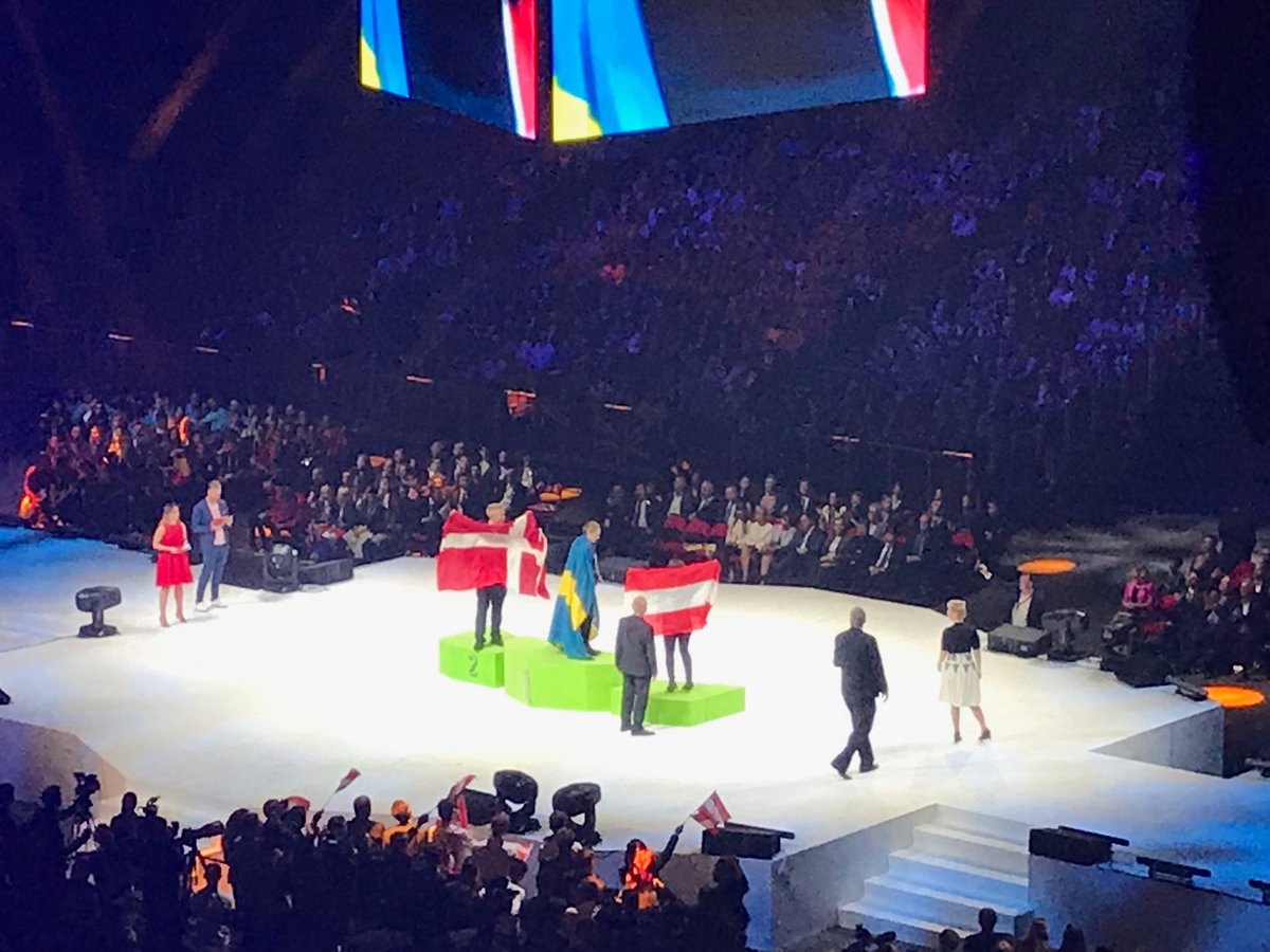 Medaljeregn over Skills-landsholdet. 4 medaljer i aften. Bager Lasse N. Bentsen tager sølv. Som statsminister ⁦<a href="/larsloekke/">Lars Løkke Rasmussen</a>⁩ sagde for et par uger siden: Man bliver høj af det. Stor aften for de unge faglærte. #uddpol