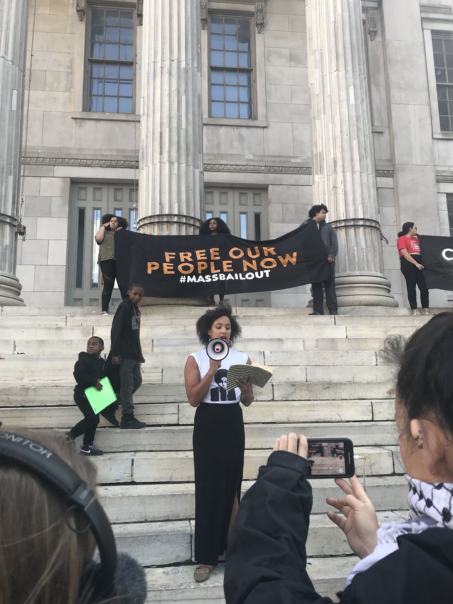 Libbieskye's tweet image. #massbailout rally at Borough Hall now ✊🏾✊🏼✊🏿 #FREEnewyork #CLOSErikers