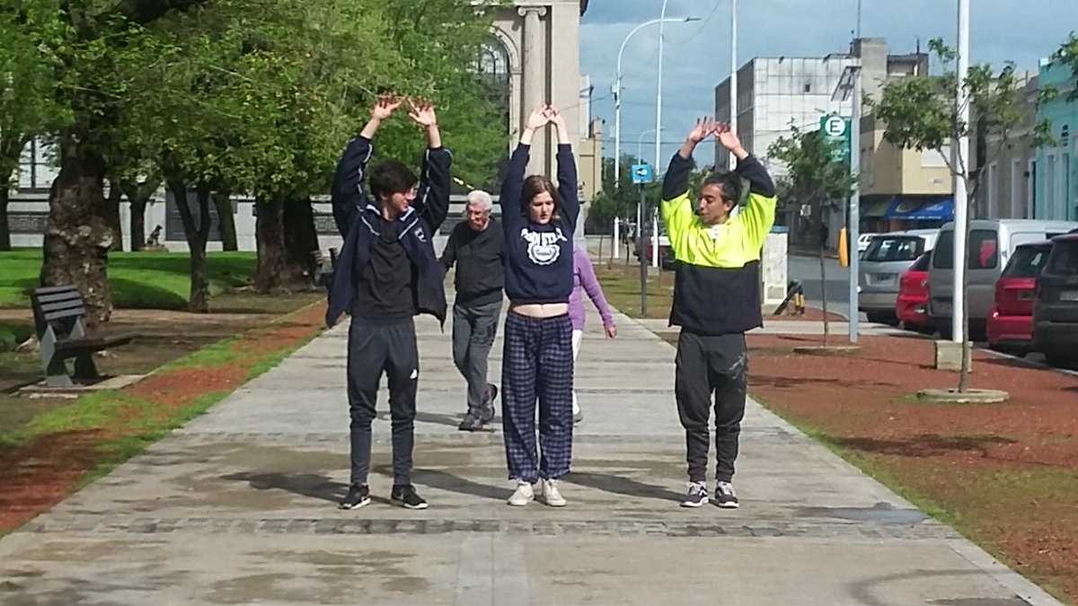 ivipromero's tweet photo. There has been a delayed but students found very discrete ways to stay entertained. New ETA: 9PM. #aelincoln #aelslearning #Tandil https://t.co/iVWvyrNs57