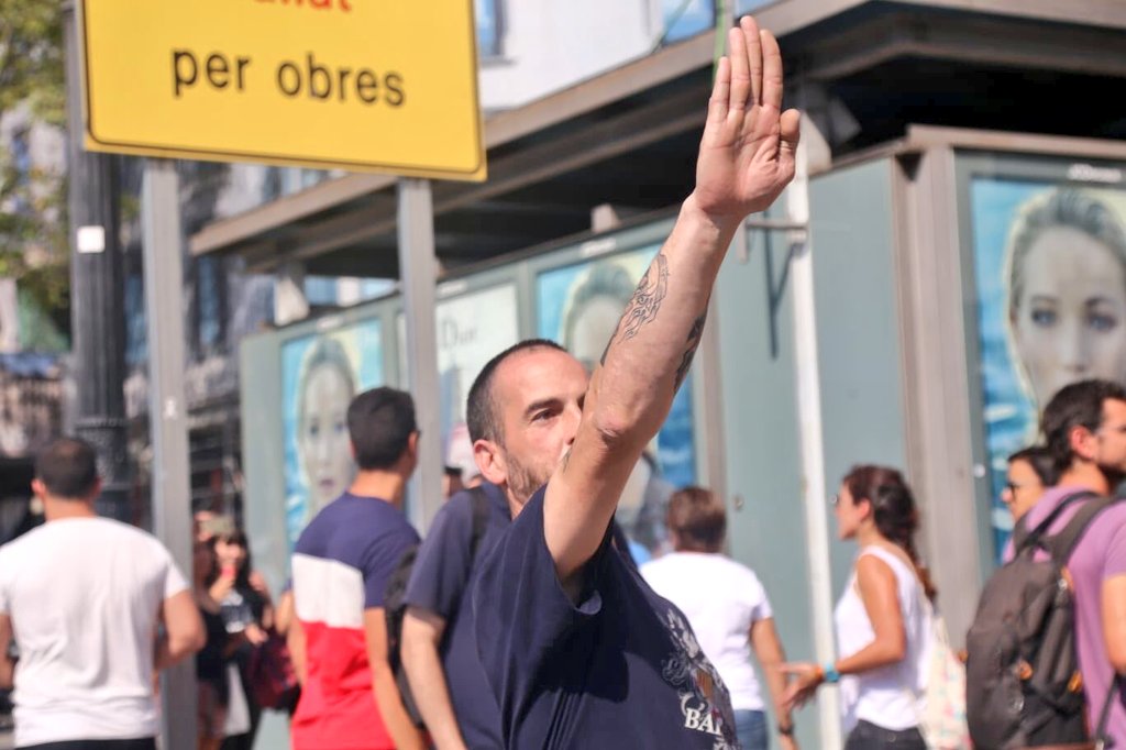 denterd's tweet photo. @tagesschau Ihre Info sehr voreingenommen ist. #Katalonien-s Protest war GEGEN eine Kundgebung der rechtsextremen spanischen Polizei, die vor 1 Jahr ihre brutale Unterdrückung des Unabhängigkeitsreferendums gefeiert hat. Schauen Sie sich die anstößige Provokation #spanischer Nationalisten an https://t.co/3kZsMhctek