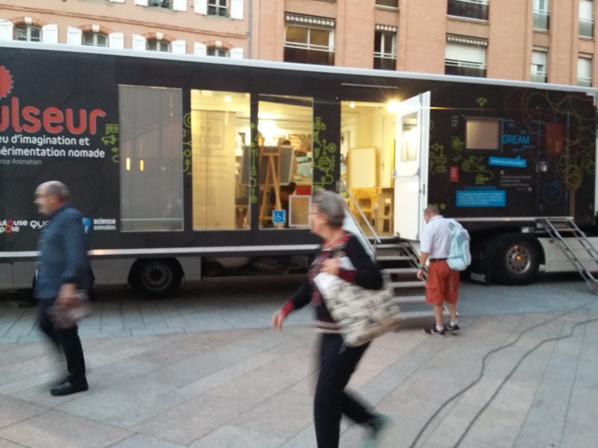 AlainGrycan's tweet photo. Marie de  @FabLabAlbi donne des précisions sur la fabrication numérique  dans le #Propulseur #NuitChercheurs https://t.co/2FCe6pKGsD
