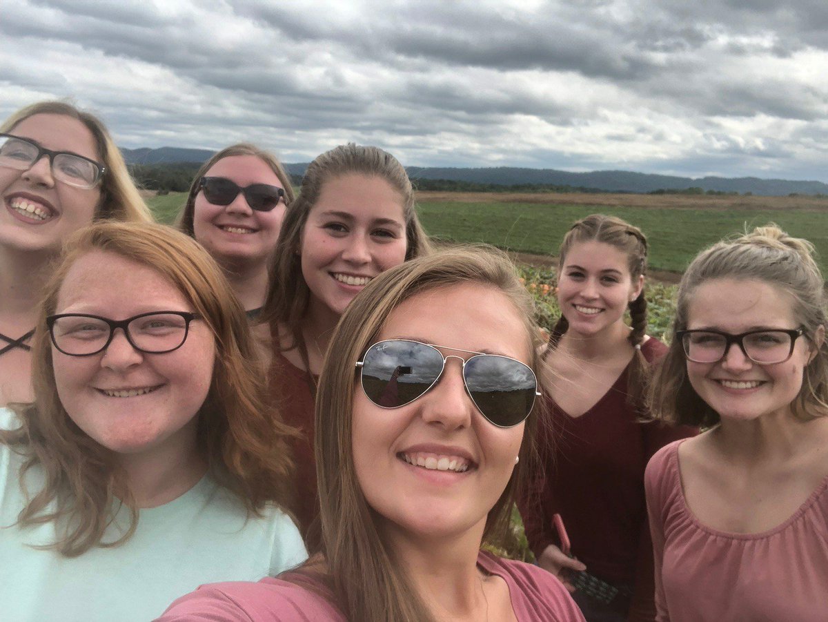 SAORadford's tweet photo. Had such a wonderful day bonding at Sinkland Farms!! #SisterBonding #PumpkinPatch https://t.co/N7UclGHgjL