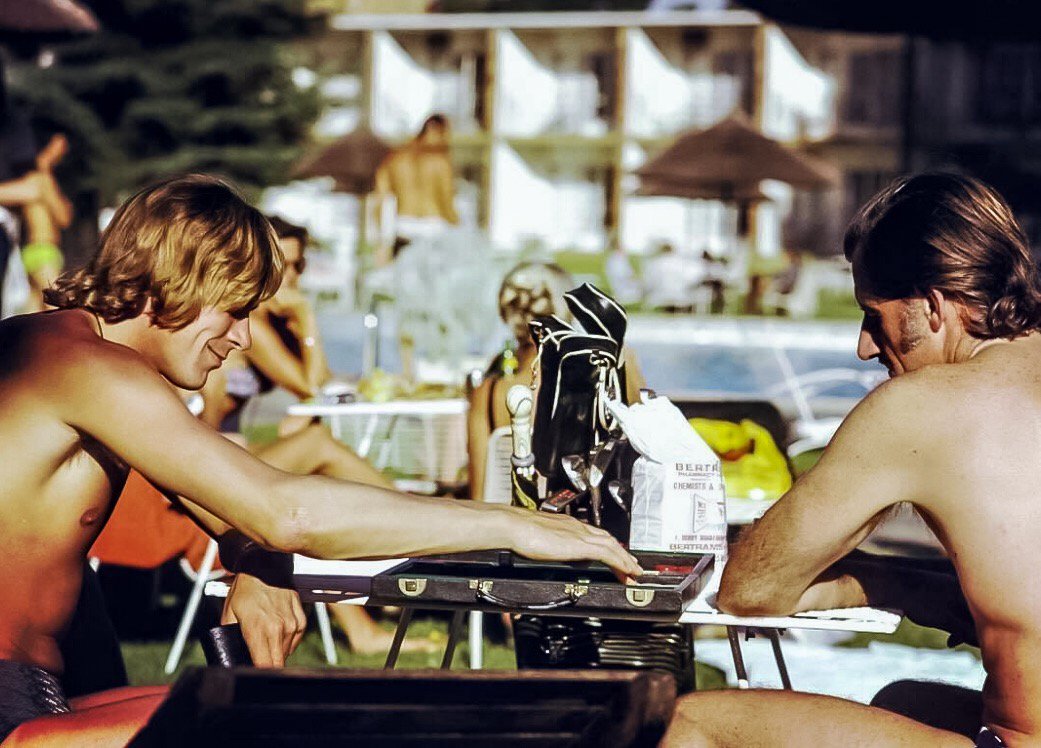 Stuart_Dent's tweet photo. Back in the 1970s when rival GP drivers, even from different generations, socialised away from the track and often played board-games; in this instance it was backgammon - a favourite of the GP fraternity back then 😀👍🏼
🇬🇧 #F1 #JamesHunt #GrahamHill #ProperTimes #Heroes https://t.co/fBM0M7rIXt