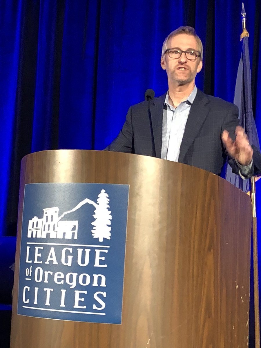 FmrTigardMayor's tweet photo. Mayors panel sharing ideas on helping homeless issues in their cities to @OregonCities #CitiesGetThingsDone #ORCities2018 https://t.co/oGxjH2bOkg