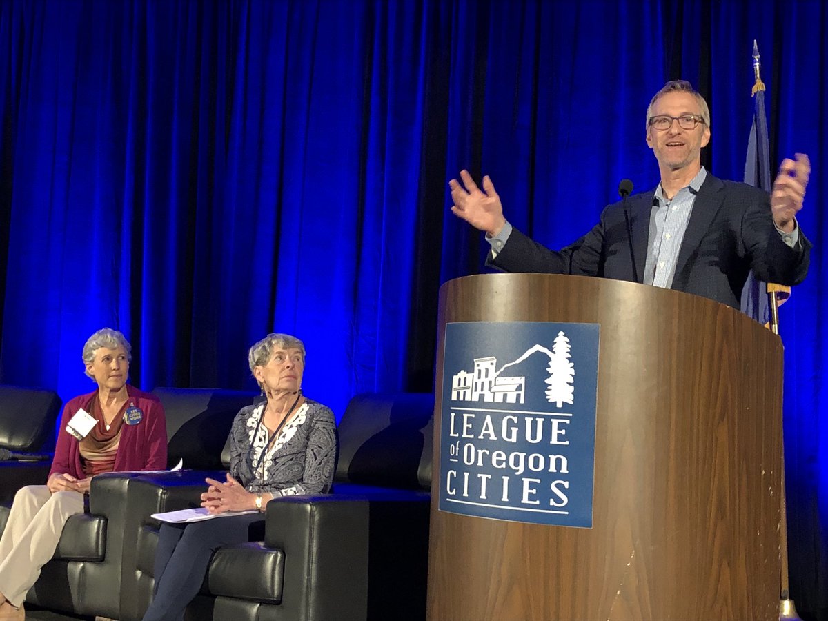 FmrTigardMayor's tweet photo. Mayors panel sharing ideas on helping homeless issues in their cities to @OregonCities #CitiesGetThingsDone #ORCities2018 https://t.co/oGxjH2bOkg