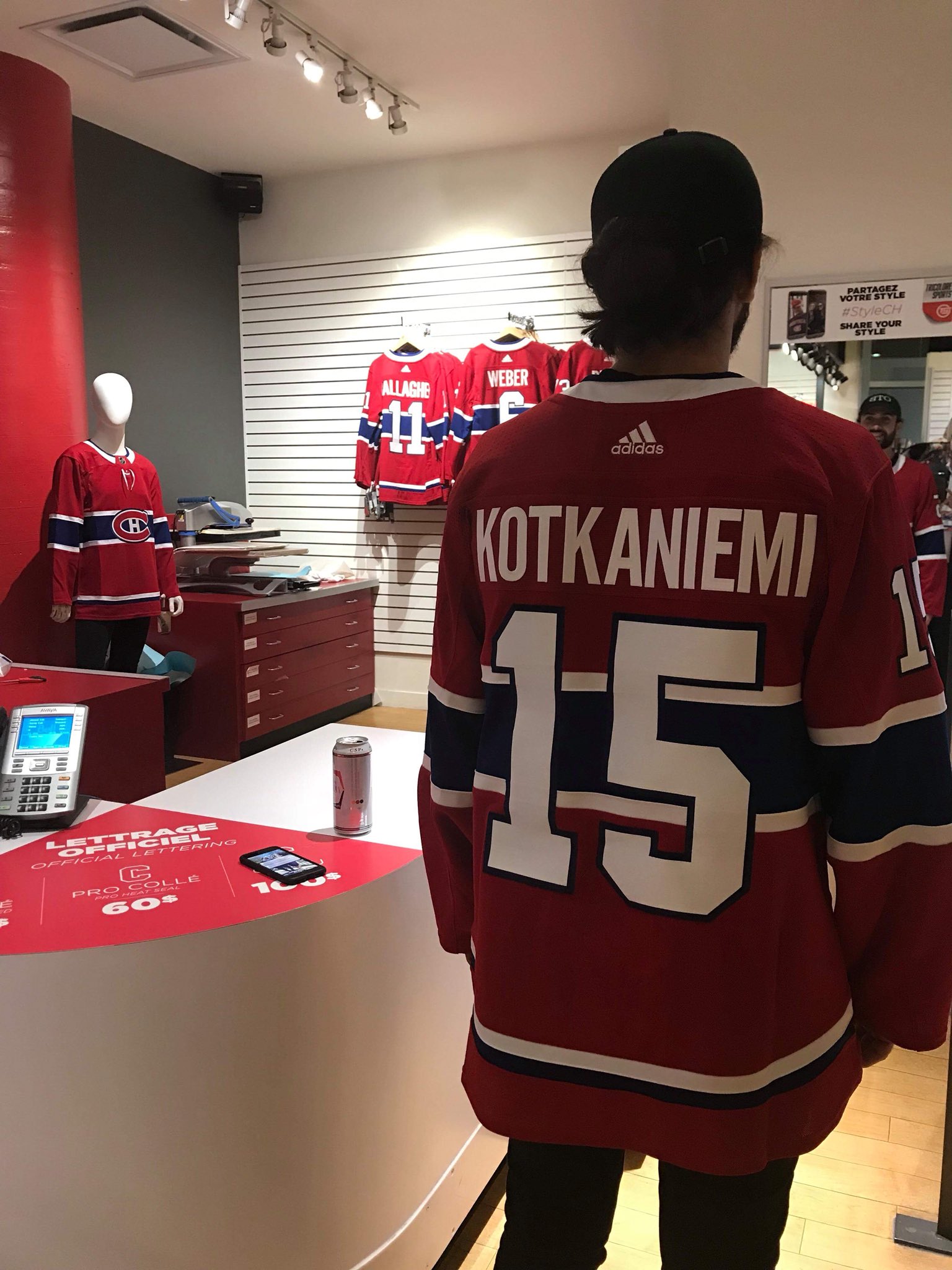 Tricolore Sports on X Les chandails de Jesperi Kotkaniemi sont maintenant disponibles en boutique et en ligne https t Vacs6dLtvV https t 4ts1URCmrY X