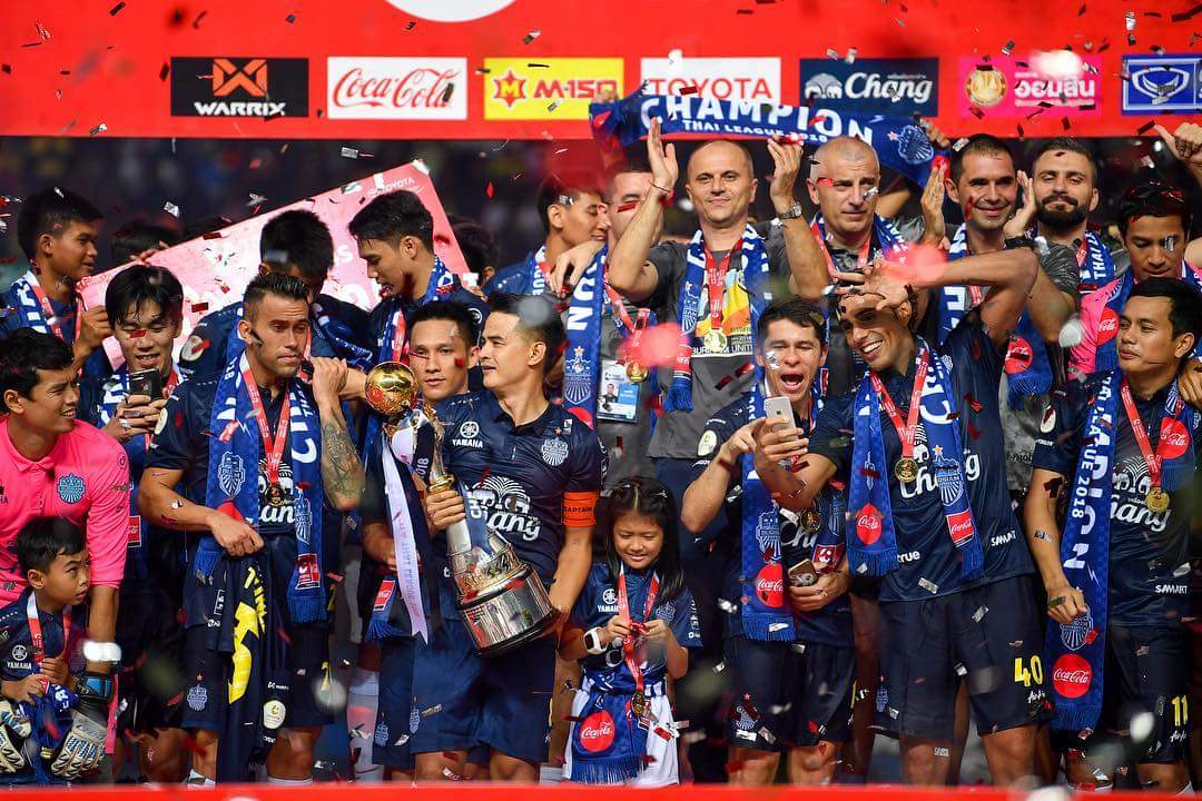 BRUTDunofficial's tweet photo. 🌟🌟🌟🏆🌟🌟🌟
THE CHAMPIONS OF #ToyotaThaiLeague 2018
Cr. pics FB⚡#BuriramUnited
#TTL2018 #Buriram #Thailand
#BRUTD #GU12 #BURIRAMUTD #T1 #THAILEAGUE #บอลไทย #ฟุตบอลไทย #โตโยต้าไทยลีก #บุรีรัมย์ https://t.co/OIQWaV13cw