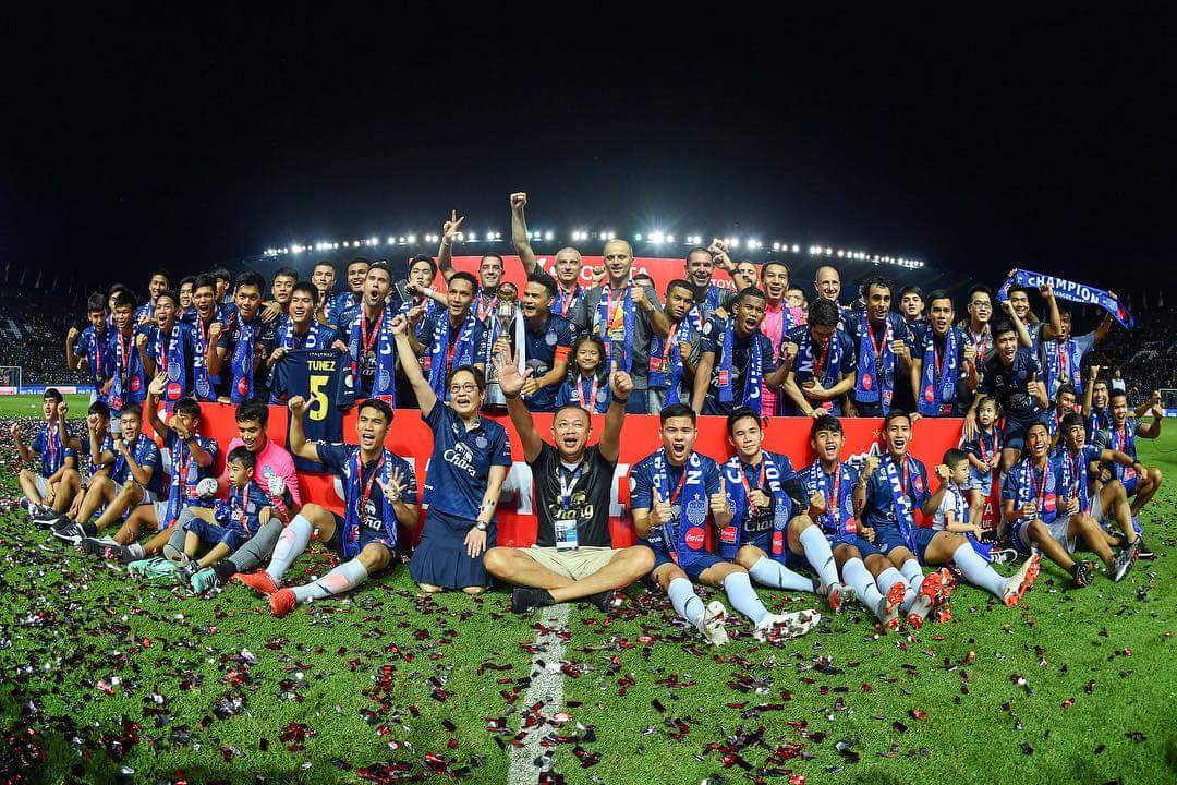BRUTDunofficial's tweet photo. 🌟🌟🌟🏆🌟🌟🌟
THE CHAMPIONS OF #ToyotaThaiLeague 2018
Cr. pics FB⚡#BuriramUnited
#TTL2018 #Buriram #Thailand
#BRUTD #GU12 #BURIRAMUTD #T1 #THAILEAGUE #บอลไทย #ฟุตบอลไทย #โตโยต้าไทยลีก #บุรีรัมย์ https://t.co/OIQWaV13cw