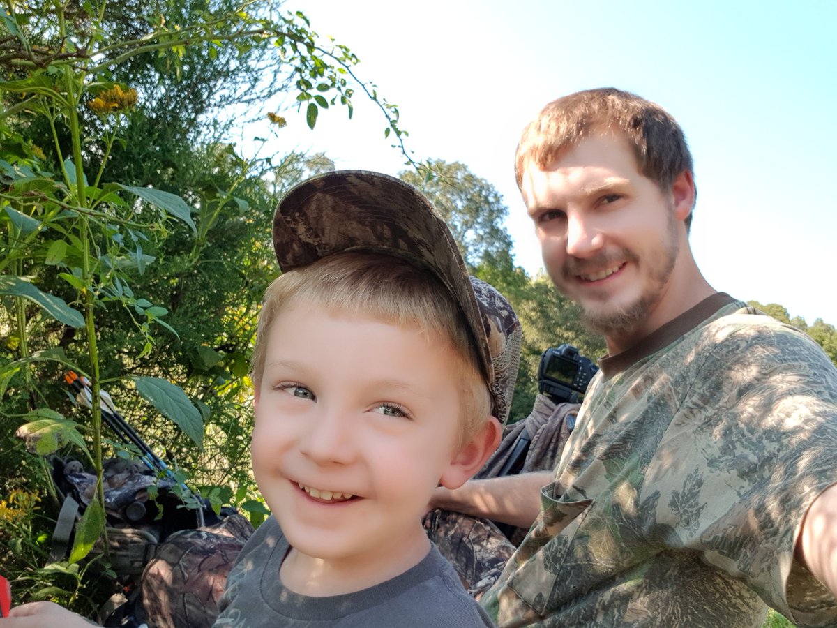 TreeGeek91's tweet image. He don't realize that the little things are the big things. #wvopener #bigbucks #likedad #justsendit