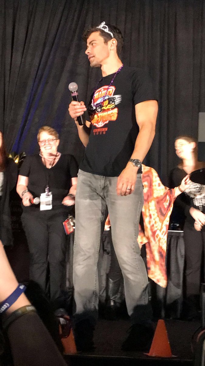 hsayer13's tweet photo. The prettiest birthday princess in the land @mattcohen4real #SPNNJ https://t.co/eW4QNLz0lC