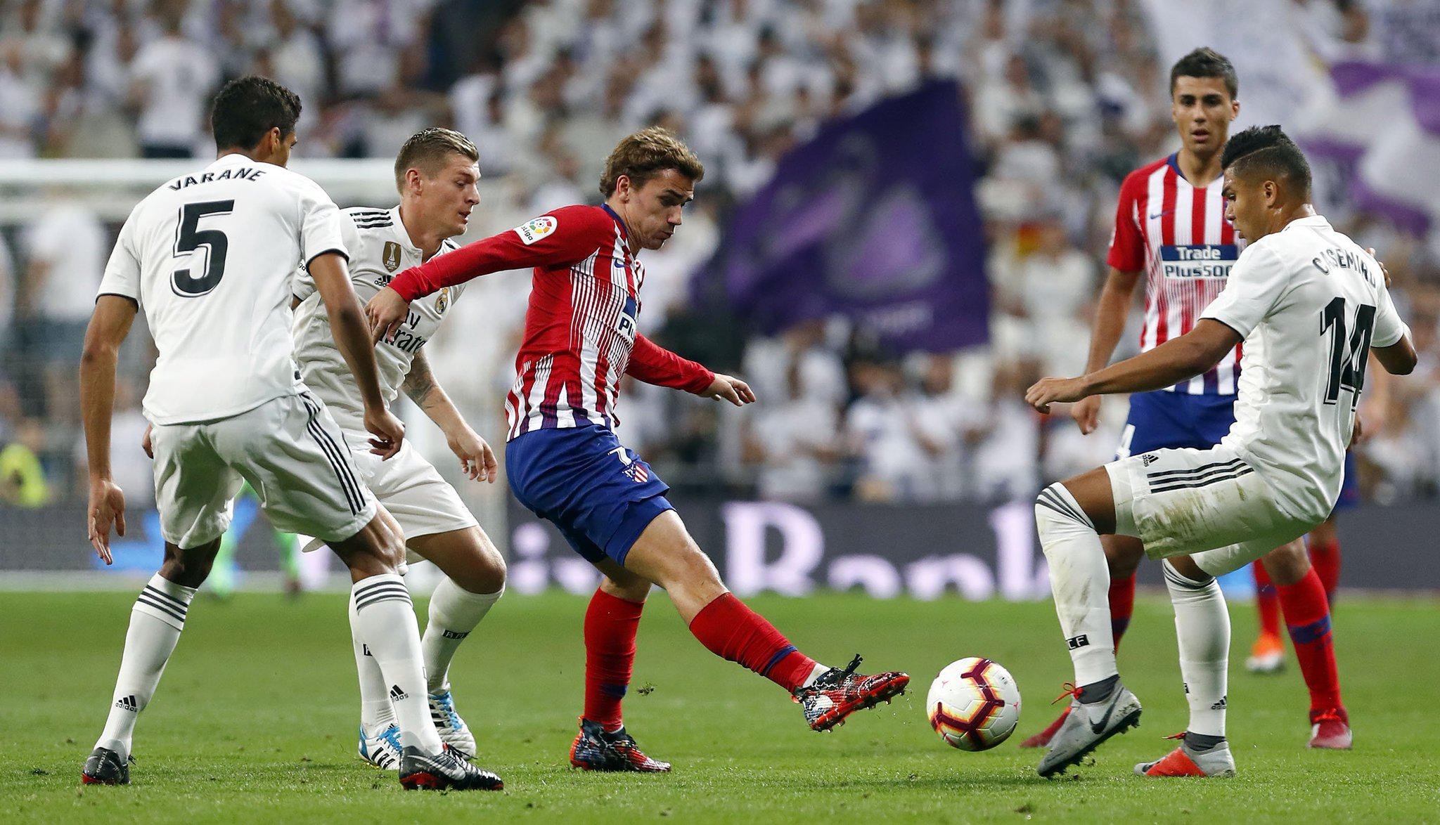 Griezmann y Casemiro pelean por un balón.