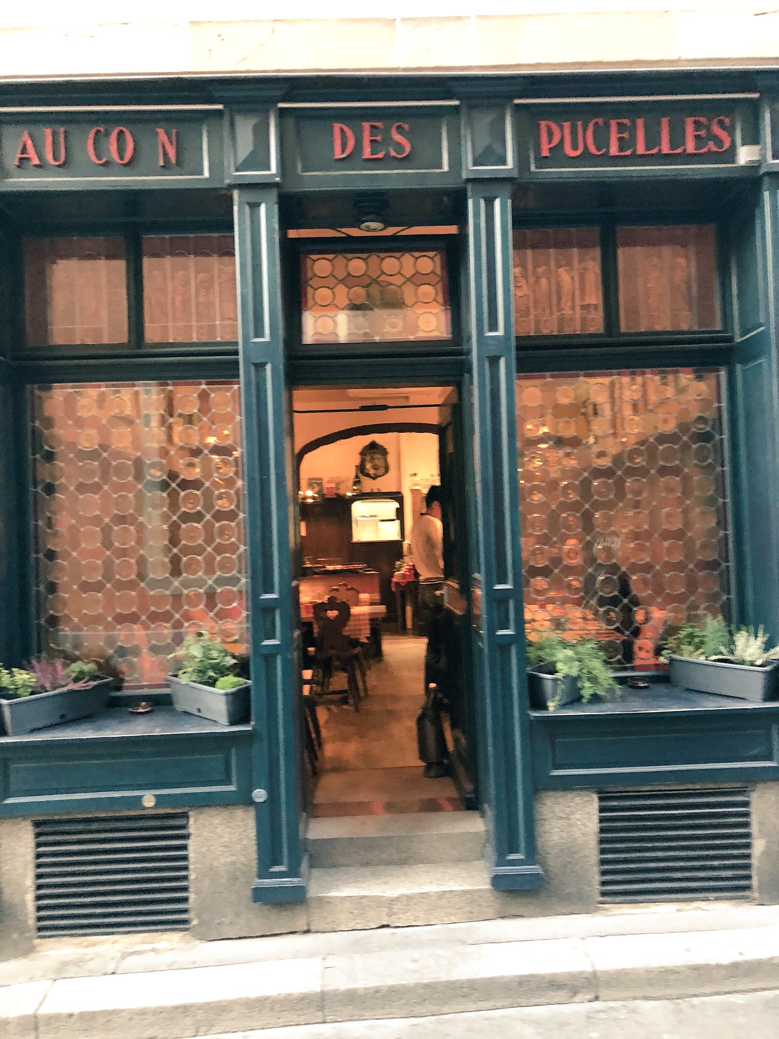 坂口恭平 ストラスブール へ このお店が美味しくてとんでもなかった 中の雰囲気も完璧で 小さな路地にひっそりとあってよかった 明日 フランクフルトへ それで帰国します T Co Wusvm4sa5f Twitter