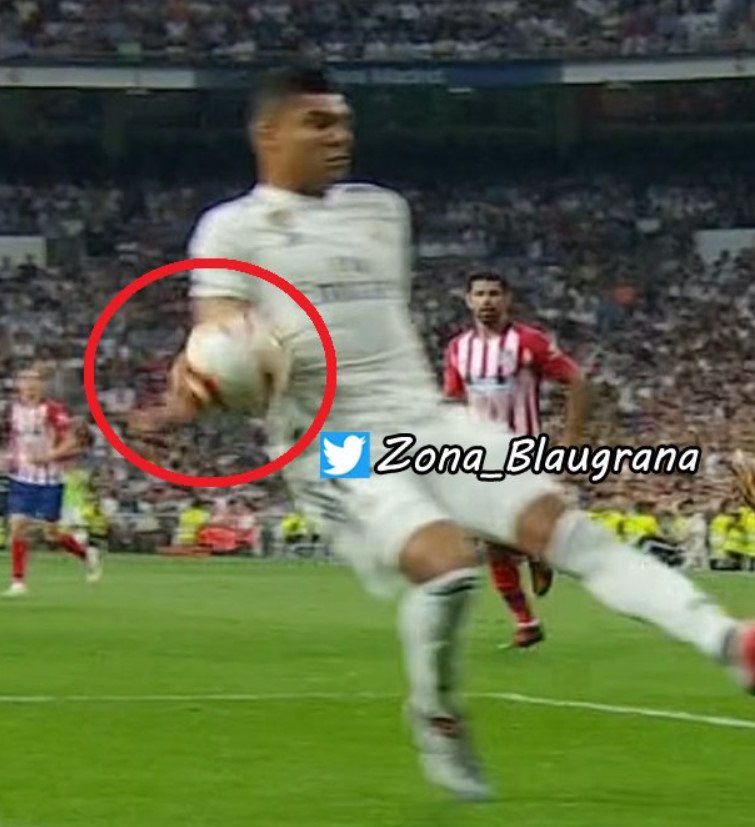 Zona_Blaugrana's tweet photo. Penalti de Casemiro no señalado.

Agresión de Ramos, no fue expulsado.

Con el VAR siguen robando. MAFIA. https://t.co/3QdjquOH68
