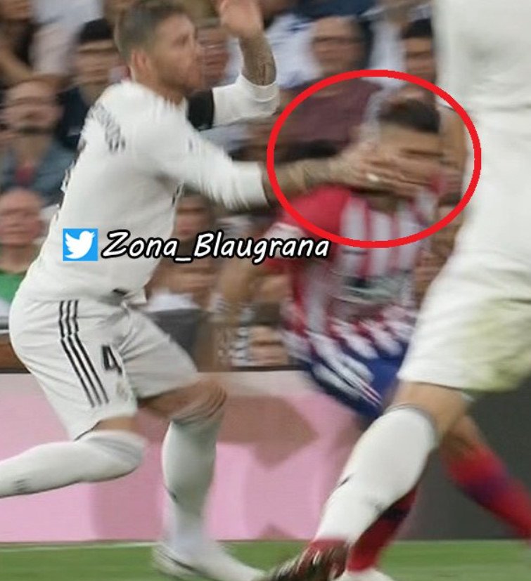 Zona_Blaugrana's tweet photo. Penalti de Casemiro no señalado.

Agresión de Ramos, no fue expulsado.

Con el VAR siguen robando. MAFIA. https://t.co/3QdjquOH68
