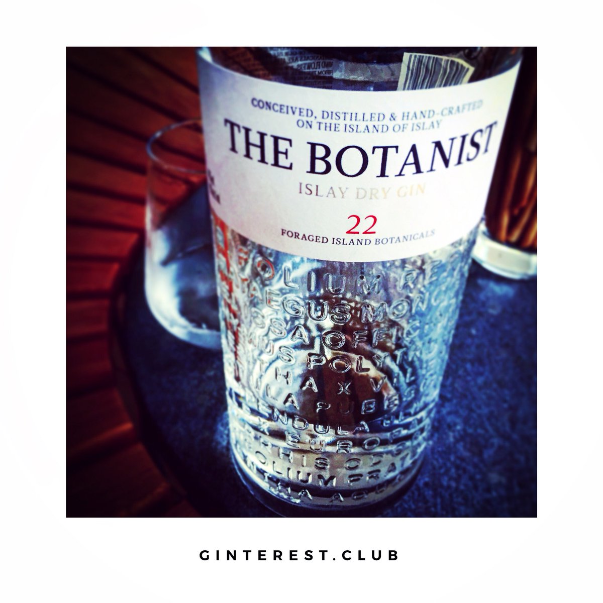 GinterestClub's tweet photo. A wonderful gin - spicy and maritime. Sitting outside enjoying the herbal palate neat on ice and the autumn breeze in the face.
.
.
.
#gin #thebotanist #islandofislay #Bruichladdich #scotland #gintonic #ginbotanicals #autumn #saturday #ginterestclub #neatonice #ice #ginebra #uk https://t.co/l4pQywg3un