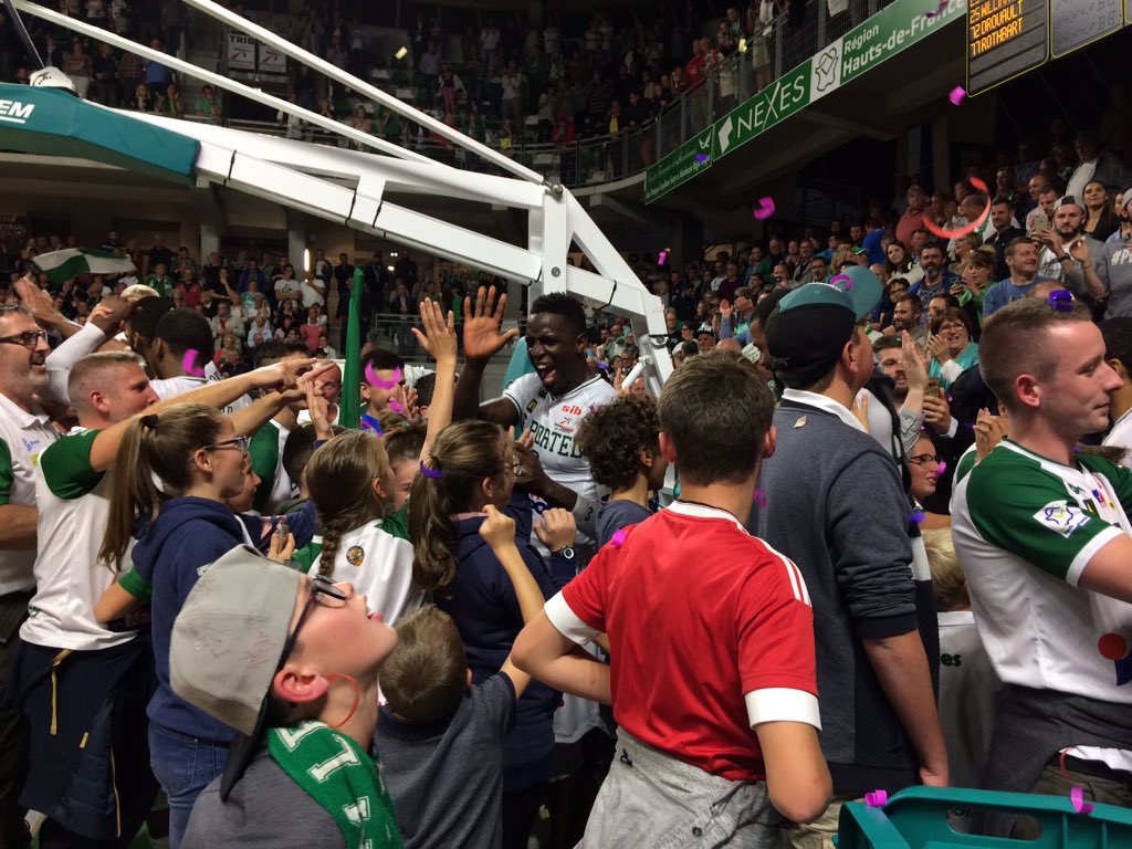 ESSMbasket's tweet photo. Après la @sigstrasbourg, l'@ESSMbasket parvient à battre dans les dernières secondes @limogescsp (90-81) après un match très serré, devant un Chaudron (une nouvelle fois) déjanté 🔥😍
ICI, ICI, C'EST LE PORTEL !!
#ESSMLePortel #ESSMCSP 🏀 https://t.co/hQaZKlHnWj