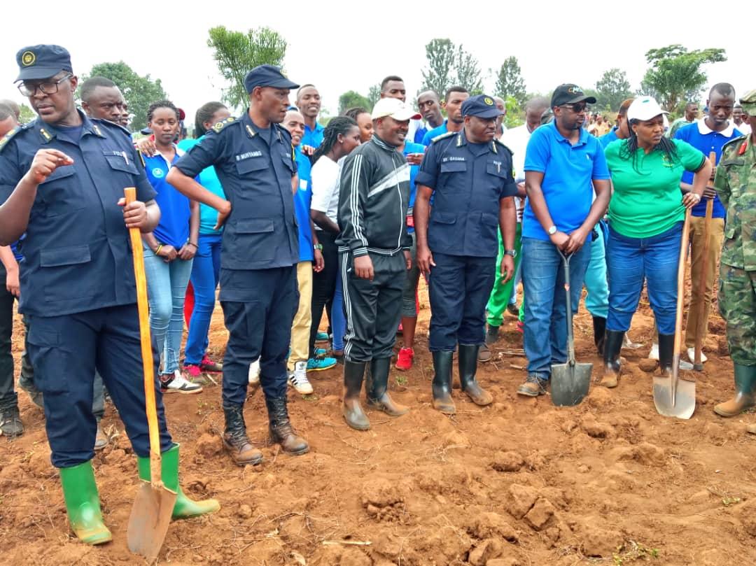 uzarwanda's tweet image. Leaders by Example,Very excited to join This Community work as crime stopper @Rwandapolice @MinYouthRwanda @gatjmv