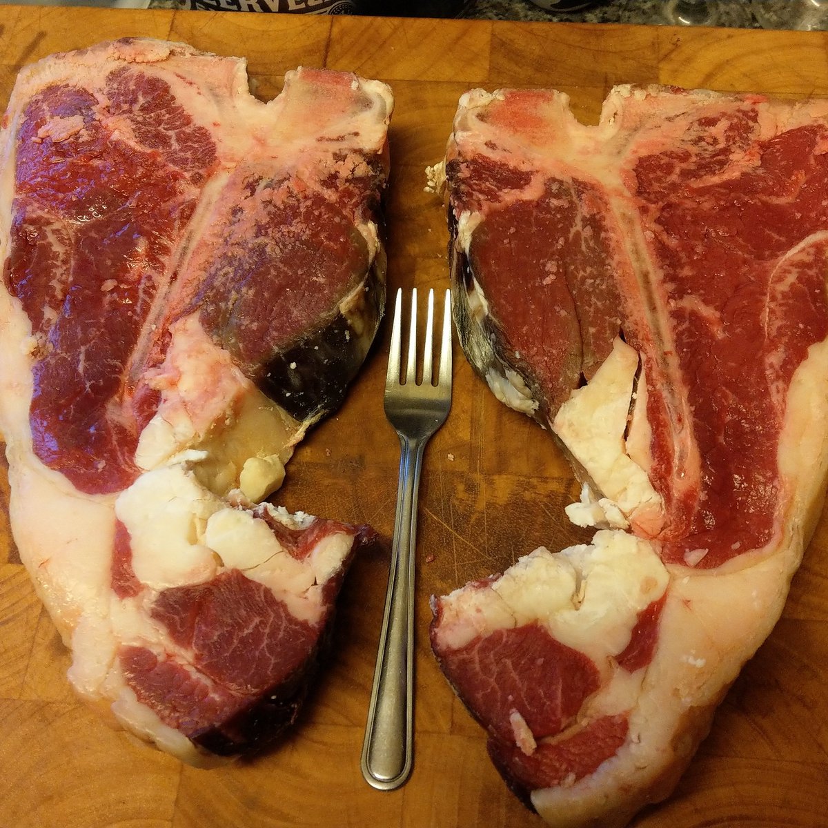 covertcarnivore's tweet photo. Two HUGEMUNGOUS t-bones before reverse searing and BBQ. 1.3kg each, ate with fried prawns.
#carnicore #keto #meatheals #meatonly #Noplants #zerocarb #zeroplants #zerocarbs #tbone #BBQ #steak #protein #worldcarnivoretribe https://t.co/wQK15eta4u