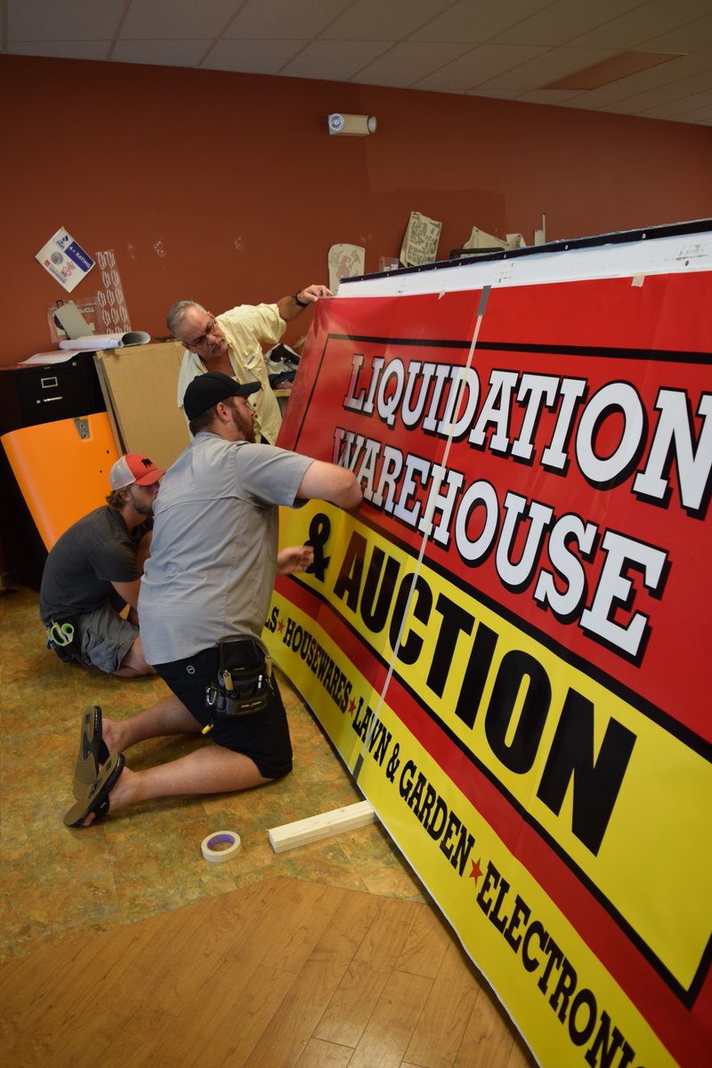 400_Ink's tweet photo. Big or small, we can handle it all. Check out this illuminated LED Cabinet with Full Color Print that we designed, printed and installed for Liquidation Warehouse &amp; Auction at their new store in Jasper! 

We like to make things easy for our customers. 

#TeamWorkMakesTheDreamWork https://t.co/v6qJYINUKN