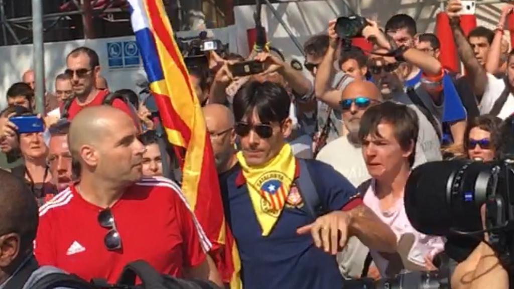 mateu_vila's tweet photo. Contemos la verdad antes de hacer el ridículo, el famoso supuesto agresor Independentista es un infiltrado del pseudo sindicato JUSAPOL y como siempre Maldito Bulo (@malditobulo) no hace su trabajo.
@_ju1_
#FAQSbacallàTV3
#L6Ntensiónbarcelona https://t.co/WmsX6eebIo