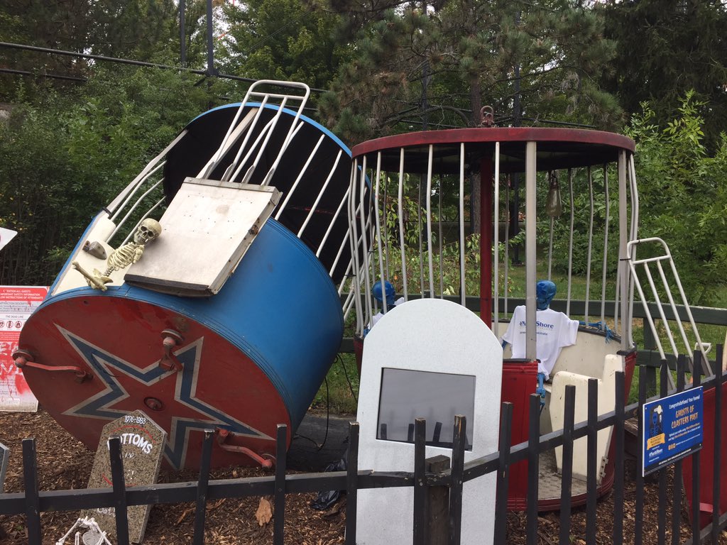 scbb11Sketch's tweet photo. Six Flags Great America has a cool area with all of the deceased attractions. RIP Sky Whirl. #sfgam #FrightFest https://t.co/ES9jciCUsa