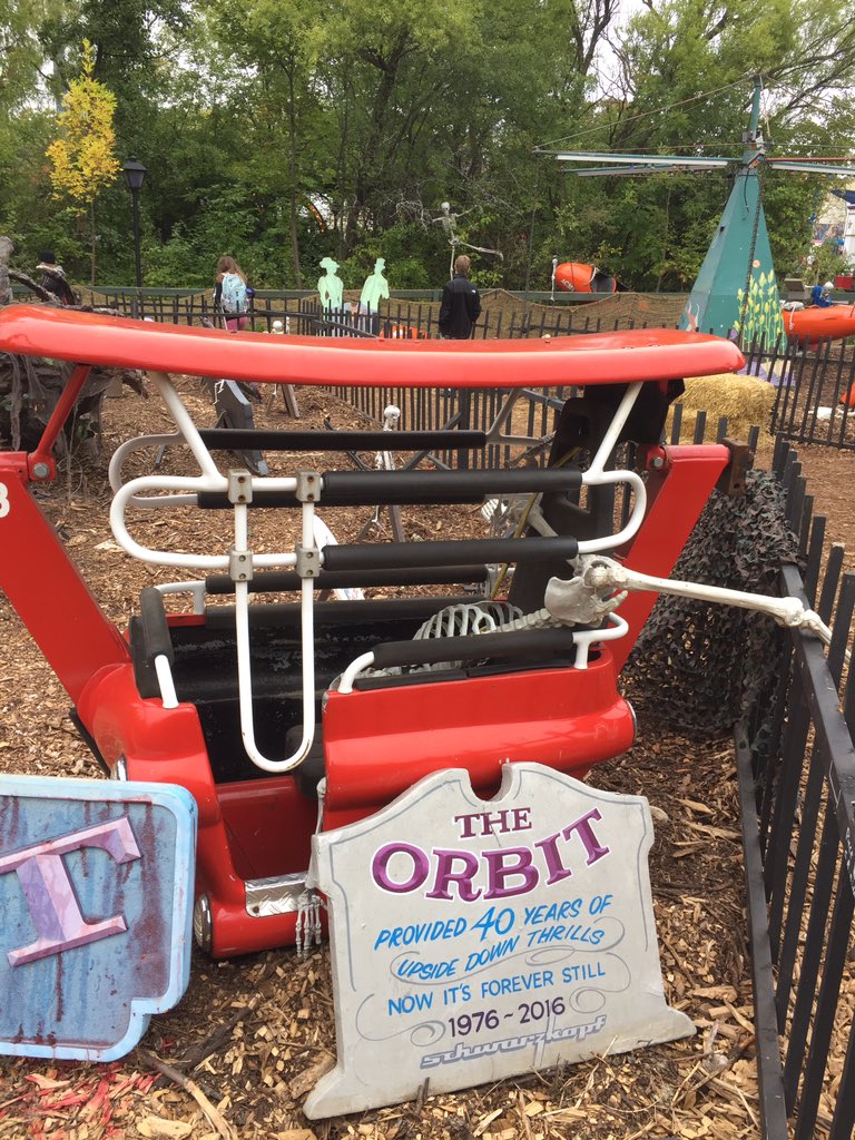 scbb11Sketch's tweet photo. Six Flags Great America has a cool area with all of the deceased attractions. RIP Sky Whirl. #sfgam #FrightFest https://t.co/ES9jciCUsa