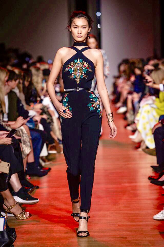 m_ontoba's tweet photo. #ELIESAAB #World
Maravillosa pasarela en la semana de la moda en #Paris del gran @ElieSaabWorld
👉🏻 Bordados, flores, encajes,pedrería, largos a ras del suelo, cinturones, pañuelos, colores... Música...
#Macrotopia #GrandPalais
#Fashion #PFW
#SpringSummer2019 https://t.co/trPPwlRc9t
