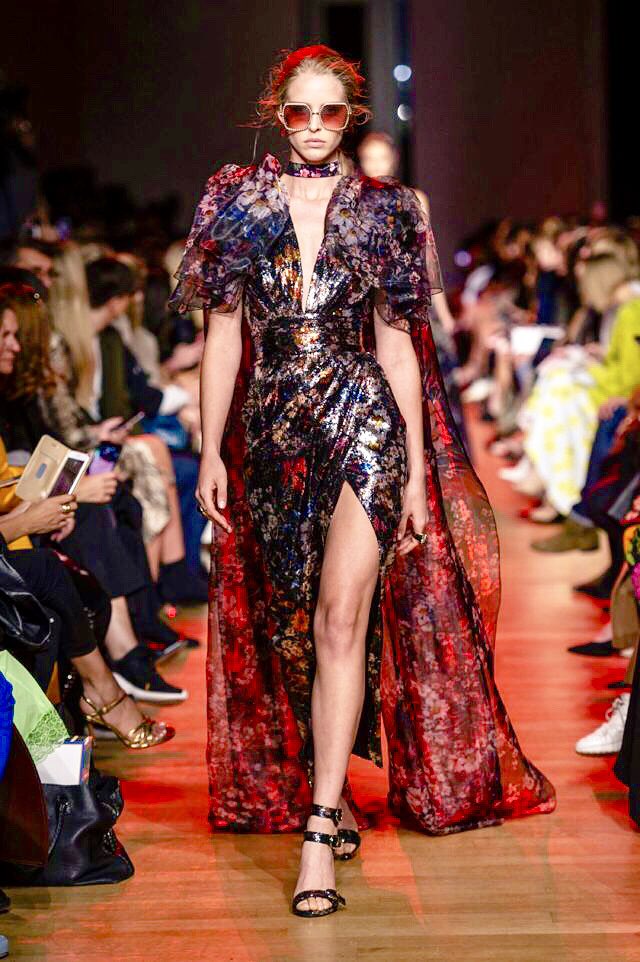 m_ontoba's tweet photo. #ELIESAAB #World
Maravillosa pasarela en la semana de la moda en #Paris del gran @ElieSaabWorld
👉🏻 Bordados, flores, encajes,pedrería, largos a ras del suelo, cinturones, pañuelos, colores... Música...
#Macrotopia #GrandPalais
#Fashion #PFW
#SpringSummer2019 https://t.co/trPPwlRc9t