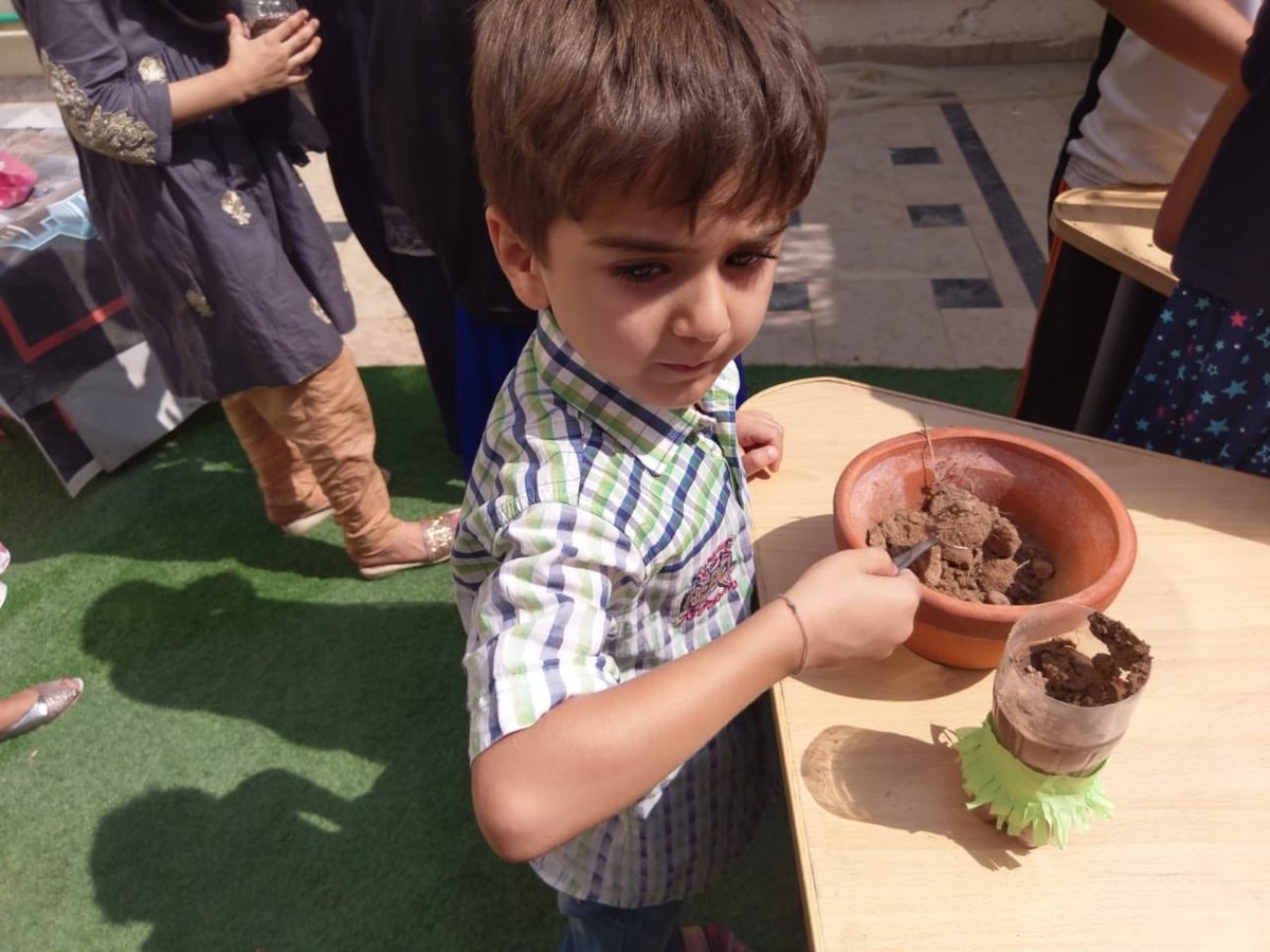 The21CentSchool's tweet photo. Happy Friday
#Gardening Acitvity Day Benefits:
#SensoryDevelopmemt 
Encourages #HealthyEating
Develops #SocialSkills
Look at some of the Fireflies and Butterflies of #Edu21 Garden https://t.co/hokz6nPtrG