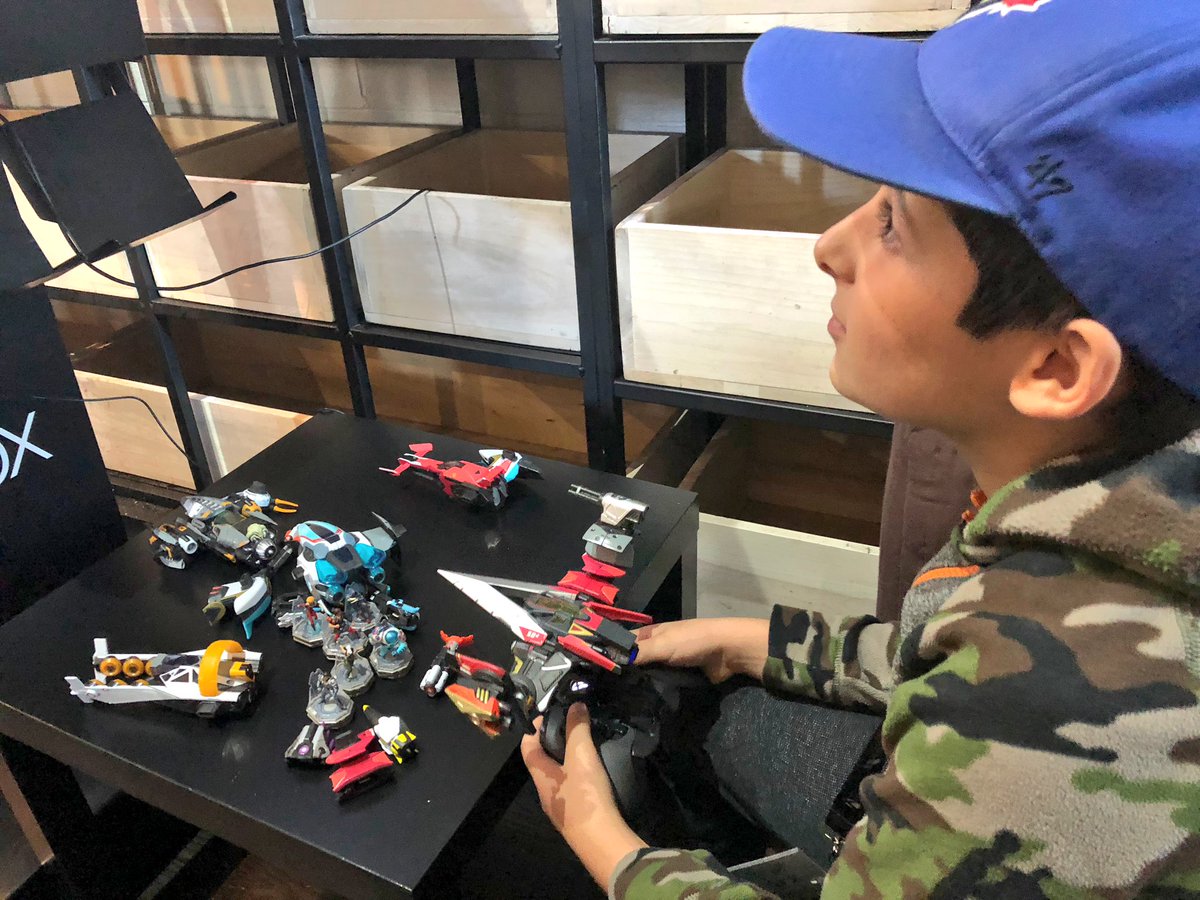 TeacherMomOfTwo's tweet photo. @StarlinkGame @UbisoftToronto @Xbox @XboxCanada @Ubisoft @Rajio My son really loved the #StarLinkGame and being able to customize his own Starship for his controller. Very neat! #XboxTogether https://t.co/YcTD8vMkwd