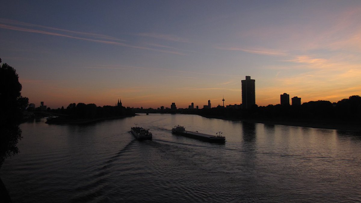 RuyLopez666's tweet photo. Some recent #sunset s in memory of an old friend. RIP

#nofilter #Cologne https://t.co/ewUlwX3rJY
