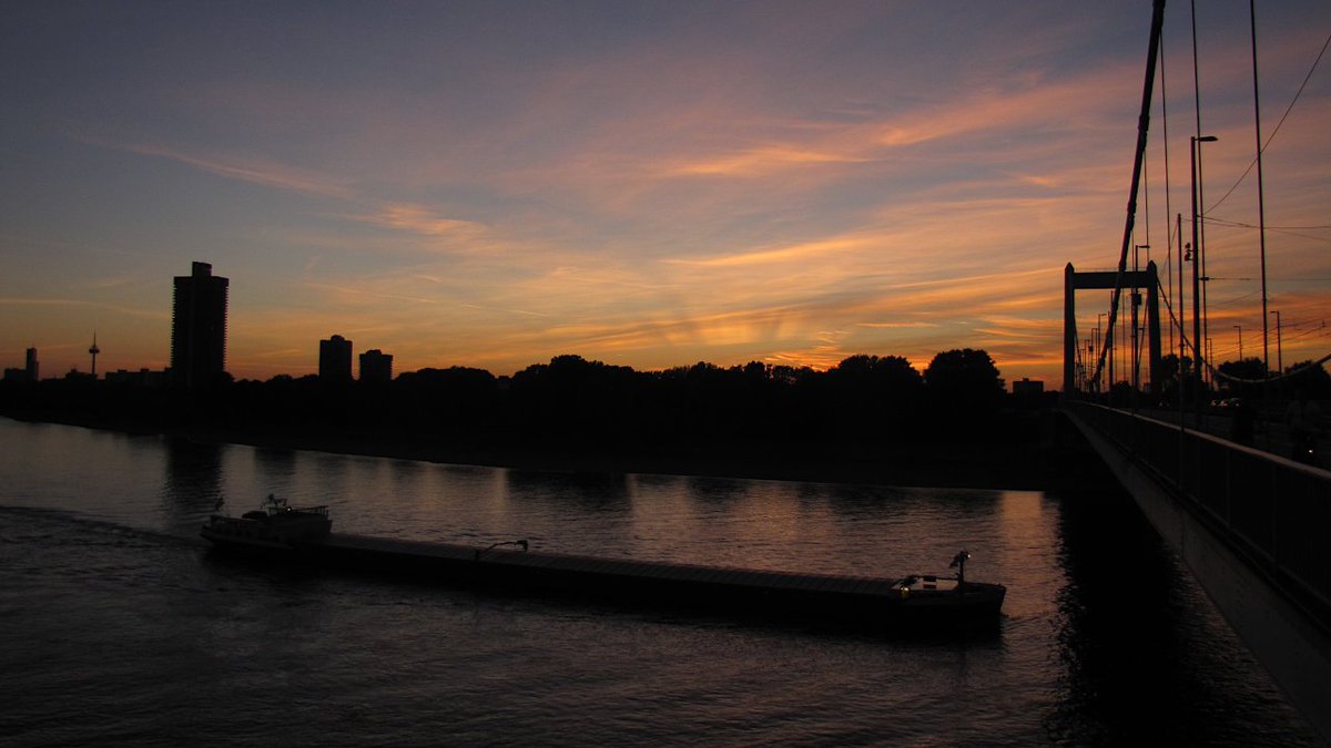 RuyLopez666's tweet photo. Some recent #sunset s in memory of an old friend. RIP

#nofilter #Cologne https://t.co/ewUlwX3rJY