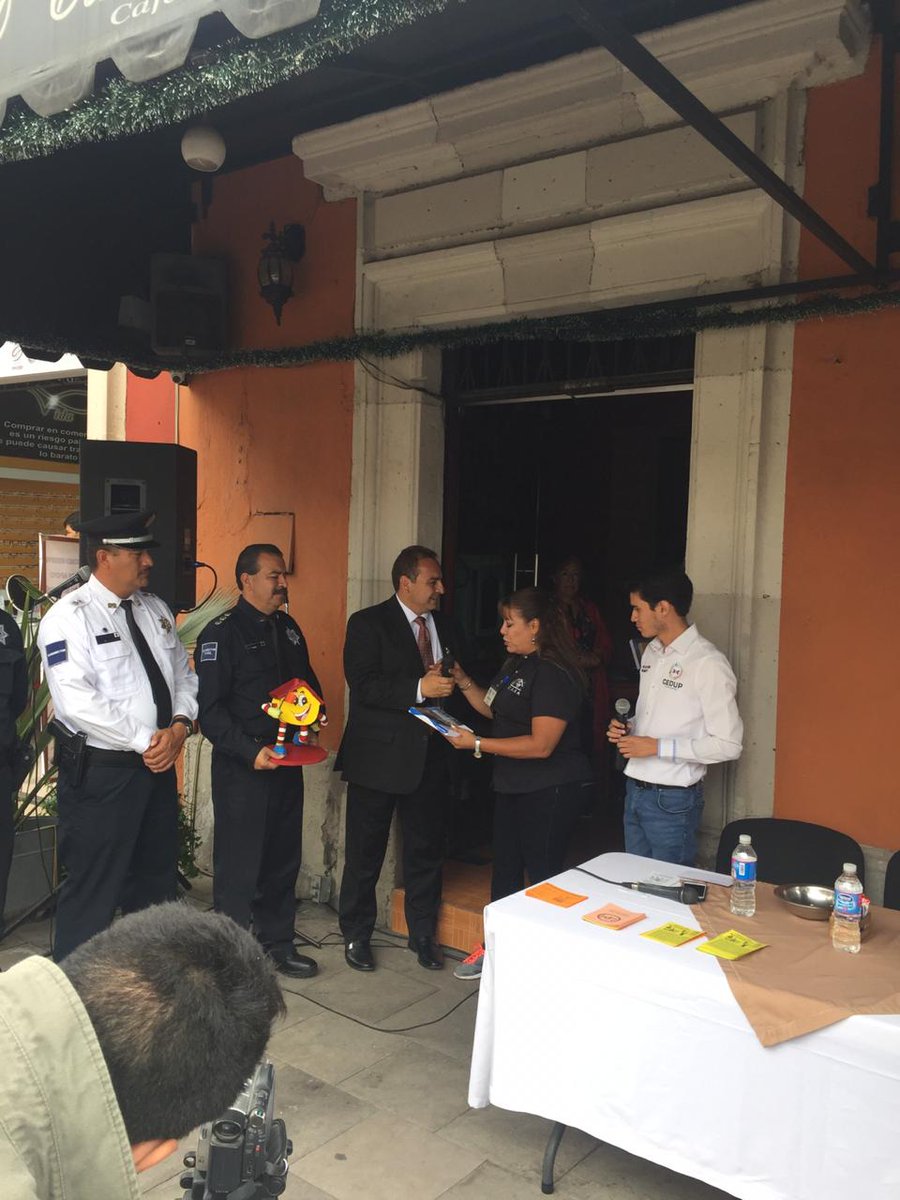 Pues si han visto varios servidores públicos en <a href="/DCarloCafe/">D´Carlo Cafe</a> en el #Radiomaratón2018 a favor del Albergue Mi CASA #DeCorazónCASA ❤️❤️❤️ <a href="/MarcoGuereca/">MarcoA</a> @LicOscarGalvan ¡Gracias!