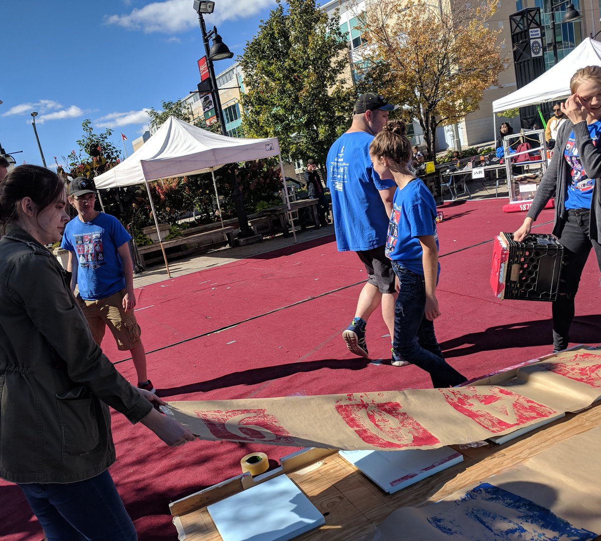 4525robotics's tweet image. Had a blast making prints on the printing press w/ robots from 7 #FRC teams today! A showcase of #cooperation, #creativity & #innovation & #talent by our region's youth that the community can be proud of!!! #LdnOnt #stthomasproud @CultureDays @ONCultureDays @FIRSTweets @CANFIRST