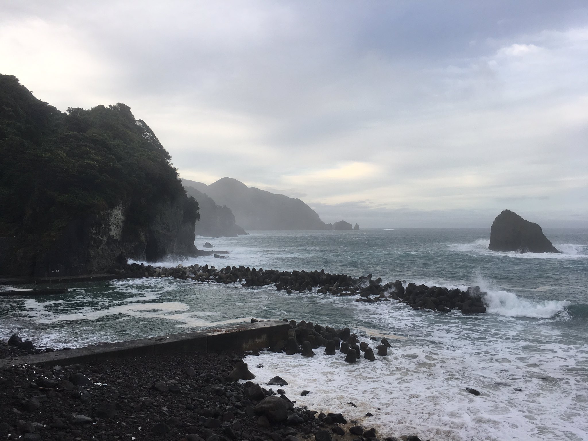落居海岸 On Twitter 9 30 6時15分現在 空だけ見ていると 晴れるの と勘違いしそうな今朝の落居海岸です 台風の影響で 海は荒れています 昨夜の大雨もあり 透明度も壊滅的です 落居海岸 南伊豆町 シュノーケリング 密漁はダメ