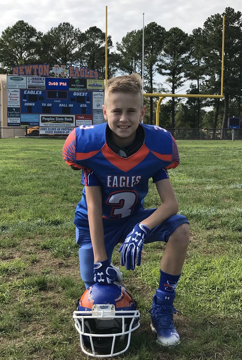 zuberbrown76's tweet photo. Last home JFL game tonight!  And I finally took some pictures!         Carson 7 th grade 
# GoEagles 
#EaglePride https://t.co/tt5fYdSuMu