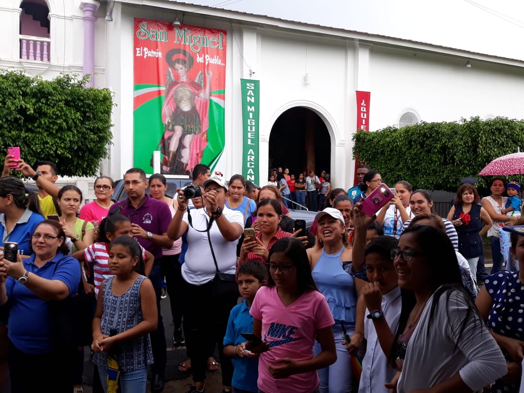 CunaAcordeones's tweet photo. Así recibió Veraguas a Hidadi Saavedra, Campeón de #CunaDeAcordeones 2018. 🎉 🎶 🙌 https://t.co/WjoB1Pmg4D