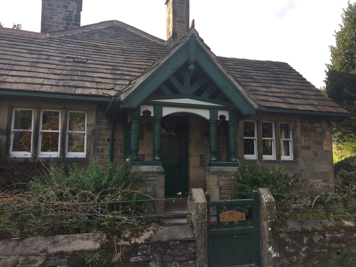 TheWIWalks's tweet photo. Windshaped rocks steep descents and some rocky foot work made for an interesting second half of the walk. The sun shone words flowed and we arrived back in Edale by 4. @WomensInstitute @WILifemagazine @PeakDistrictNT @MFWI @CheshireWIs https://t.co/1mqvCtWTKI