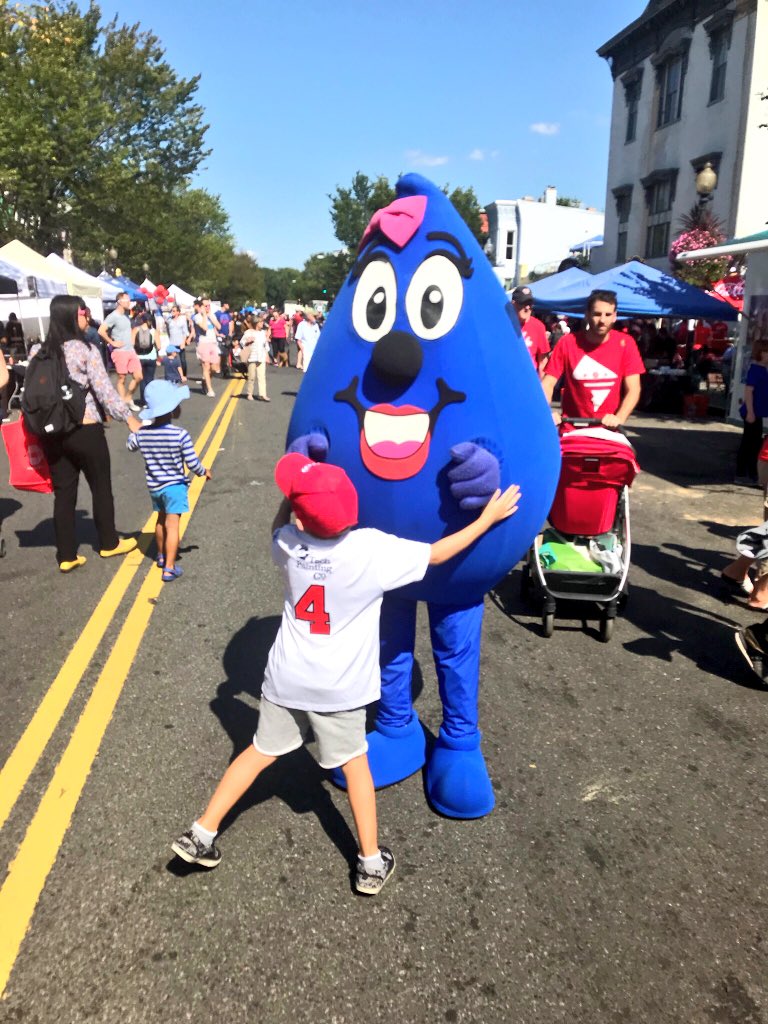 dcwater's tweet photo. Wendy & friends enjoying the weather and todays Barracks Row Main Street Fall Festival & Truck Touch.💧#BRFallFest https://t.co/A9iYhssh9X