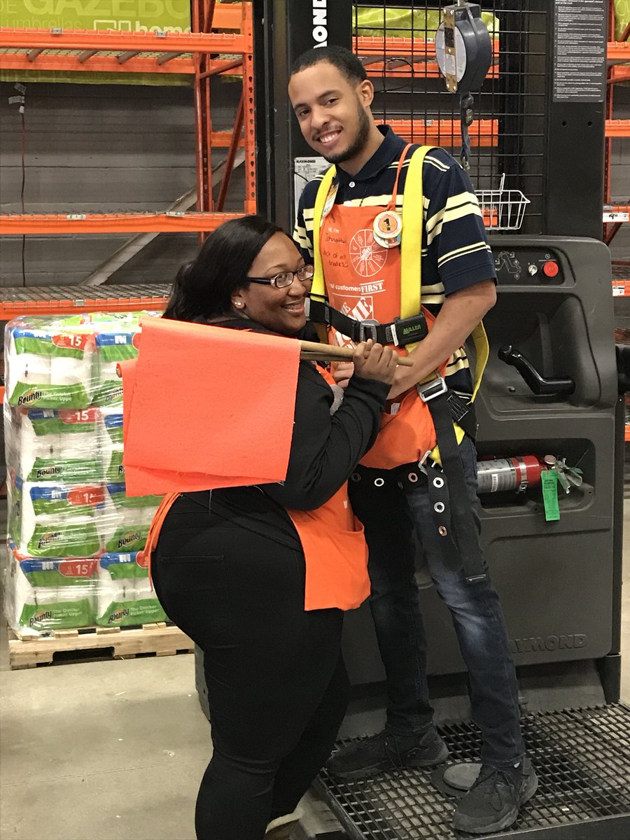EmmanuelClaira1's tweet photo. Big shout out to Jhonathen and Niki for working as a Team!! They safely operated an order picker to assist a customer! Great job in driving our sales and most importantly being safe! 👍🏿@megancatalogna @Craig_APS_1218 @c_berms https://t.co/fVVyLJO3oO