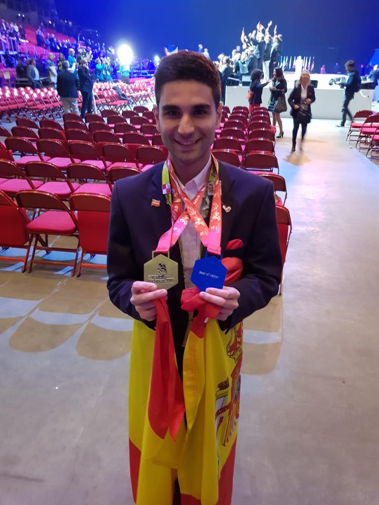 FPAndaluza's tweet photo. Carlos Carmona Pérez de @IESAtenea @EducaAnd @todofp @educaciongob, modalidad de Servicio de Restaurante y Bar además de obtener  medalla de Oro ha alcanzado la mayor puntuación de nuestra delegación española en @EuroSkills_info en Budapest. #euroskillsbudapest #worldskillseurope https://t.co/bJ8aYpDqiP