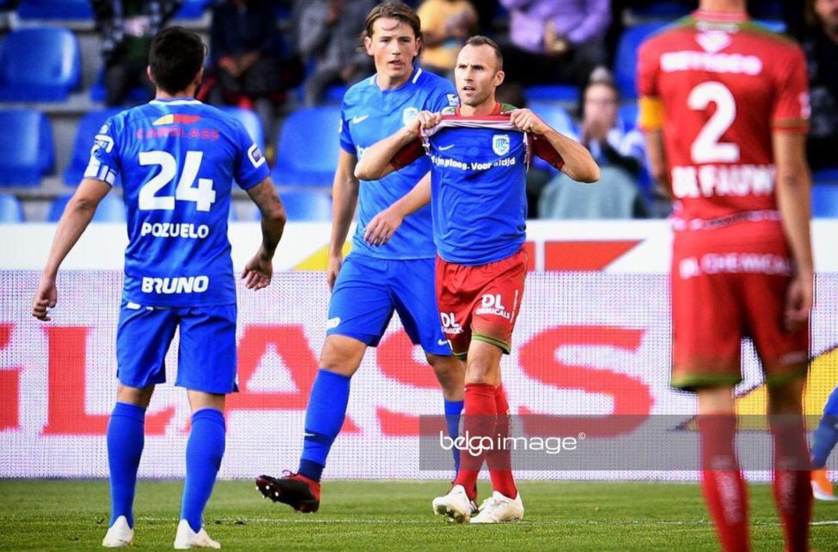 voshans's tweet photo. Voetballiefde in Genk...
(‘Mijn ploeg. Voor altijd’)
Foto @Yorick_32
#ThomasBuffel #GNKZWA https://t.co/b2HTRRQa9H