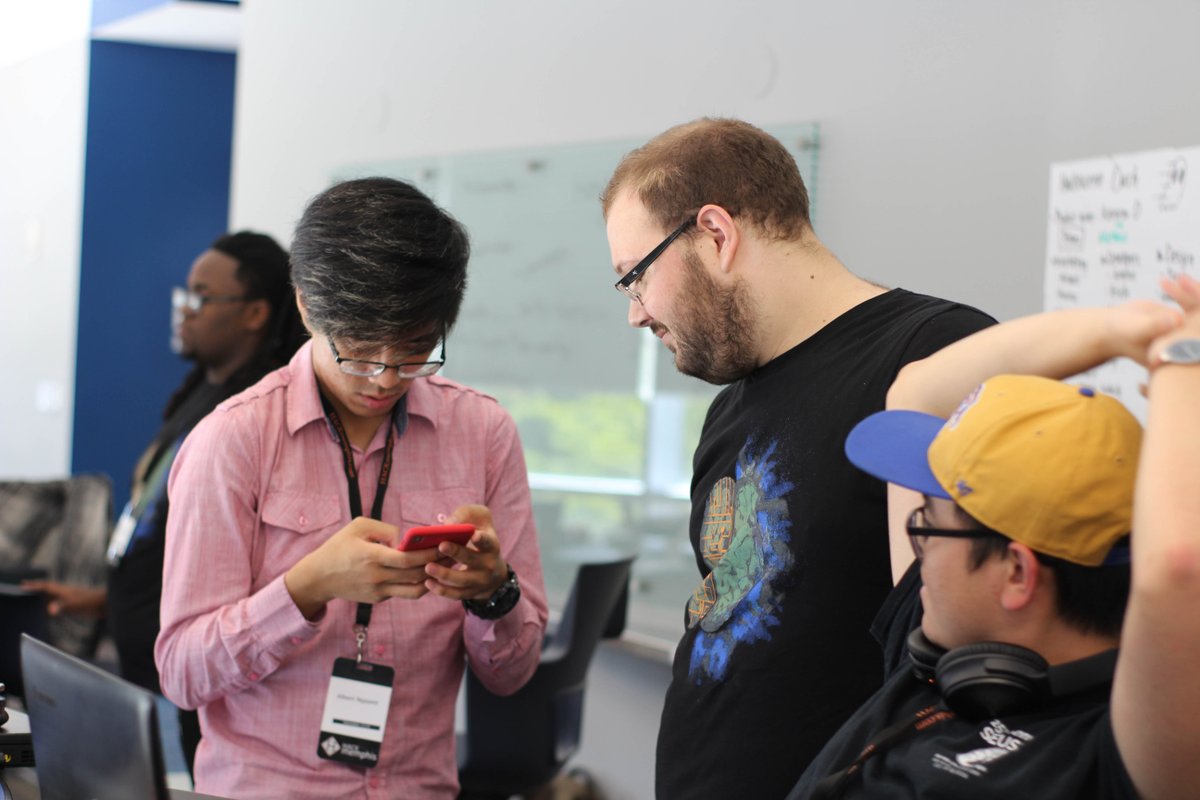 HACKmemphis's tweet photo. #HACKmemphis teamwork! #memtech https://t.co/gjDdYpsk7h