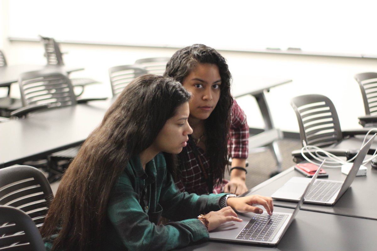 HACKmemphis's tweet photo. #HACKmemphis teamwork! #memtech https://t.co/gjDdYpsk7h