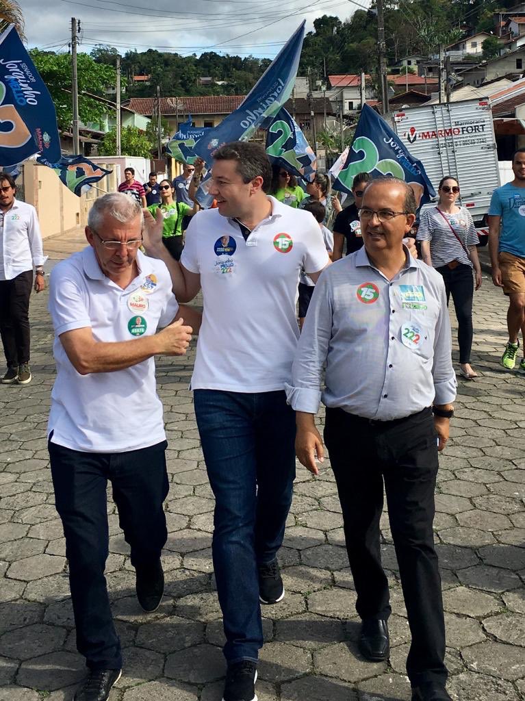 NapoleaoSC's tweet photo. Quanto carinho e reconhecimento. O nosso time caminhou hoje por Blumenau. Reservamos a agenda deste sábado para conversar com as pessoas e mostrar que @mauromariani15 e eu vamos fazer ainda mais pela cidade e por SC!! Vamos juntos, Blumenau!
#Vote15
#SCquerMais
#eleições2018 https://t.co/EqkFUTRRtH