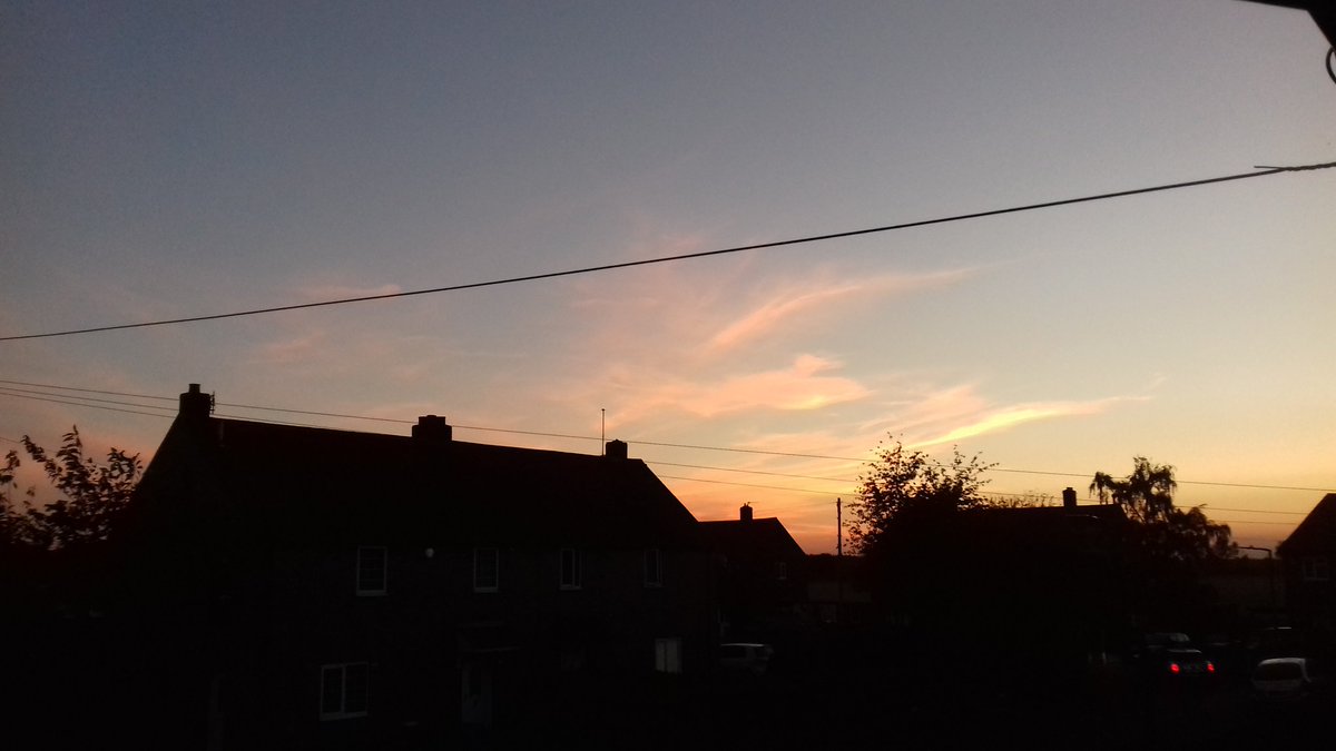 moorsmaid75's tweet photo. Tonight's sunset skyline from my bedroom window and Ivy flowers at dusk 😊 https://t.co/1C8IqB4Xae