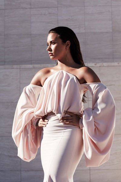 projeto_lovato's tweet photo. VALENDO DM COM DEMI LOVATO:

-Retweet este Tweet 
-Siga @projeto_lovato e @PJLovatocharts 
-Responda 5 vezes com:

Voto por Demi Lovato en #ArtistaFavoritoCrossover en los #LatinAMAs 2018. https://t.co/7a1u6WZHPU